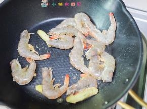 倒入虾翻炒一下
中间我们调一个酱汁，我选的番茄酱是无添加纯番茄，最好不要给孩子吃那种有添加剂的番茄沙司，或者你们买其他没有添加剂的番茄沙司也可以，番茄酱50g 水100g一岁以上可加酱油6g 醋4g 糖8g混合均匀