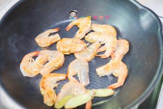 翻炒至虾有点红色