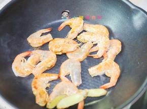 翻炒至虾有点红色