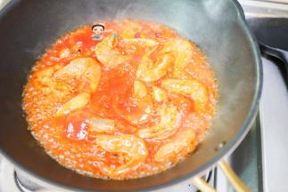 加入前面调好的酱汁煮一煮这样可以入味