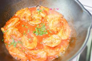 煮熟后撒一点葱，这样就更好吃啦，小宝宝不会剥壳到时候妈妈剥壳后给孩子自己抓着吃就行