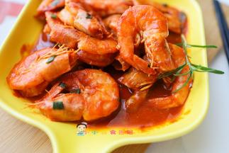 不粘锅不可以用尖锐的东西会划伤锅，贝壳类的食材也不适合用不粘锅