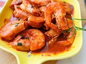 不粘锅不可以用尖锐的东西会划伤锅，贝壳类的食材也不适合用不粘锅