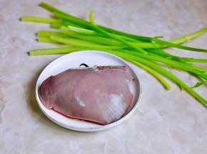 准备食材，芹菜叶子摘掉，猪肝浸泡冷水，需要反复换水，将血水泡出来。