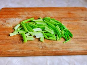 芹菜洗干净再切段。
