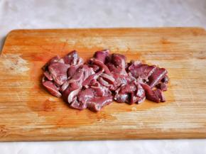 泡好的猪肝切片。