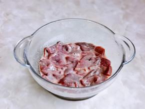 静止5分钟，之后用冷水反复冲洗。