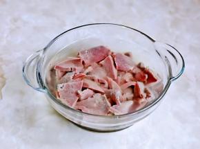 洗干净的猪肝冷水中泡5分钟。
