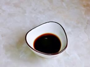 准备酱汁，蚝油，生抽，料酒混合，搅拌均匀备用。
