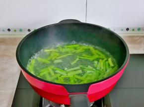 锅中加入水烧开，下芹菜，大火焯水30秒捞出过冷水。
