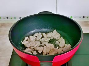 起油锅，加入切好的蒜末煸炒，再加入猪肝。