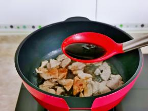 加入调好的酱汁翻炒。