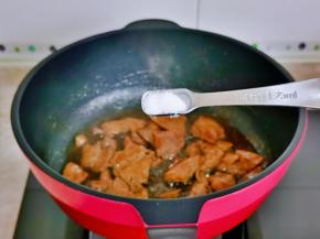 按个人口味加入盐。