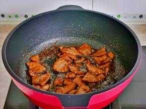 小火翻炒1分钟。