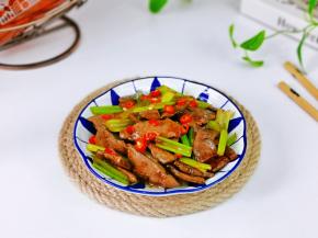 盛出装盘，点缀上红辣椒段。