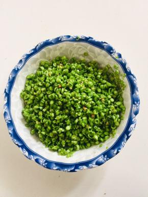 加入一勺五香粉，一勺鸡精拌匀！