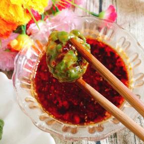 取一个豆角丸子，蘸上浇汁儿即可享用美味啦！