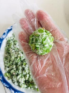 戴上手套，把豆角捏成团即可！（捏紧实一点！）