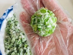 戴上手套，把豆角捏成团即可！（捏紧实一点！）