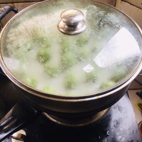 水开上蒸锅，大火蒸8分钟即可！