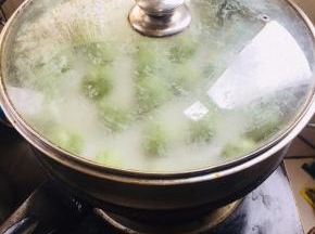 水开上蒸锅，大火蒸8分钟即可！