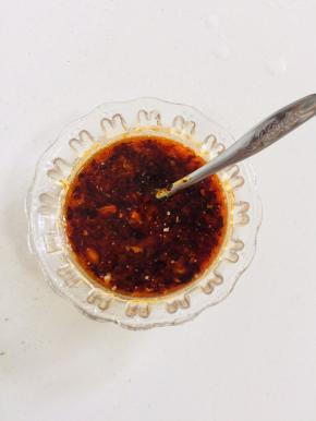 碗中加入蒜泥，生抽，香醋，香油，鸡精，花椒油，辣椒油，少许凉开水搅拌均匀调成料汁儿！