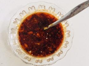 碗中加入蒜泥，生抽，香醋，香油，鸡精，花椒油，辣椒油，少许凉开水搅拌均匀调成料汁儿！
