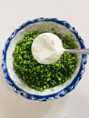 加入两大勺面粉！