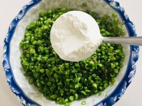 加入两大勺面粉！