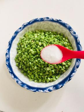 加入一勺盐，揉搓均匀！