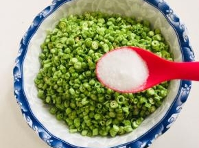 加入一勺盐，揉搓均匀！