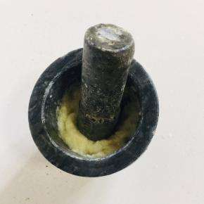 蒜瓣加入一勺盐捣成蒜泥备用！