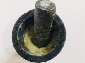 蒜瓣加入一勺盐捣成蒜泥备用！