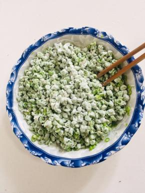 用筷子搅拌均匀，让每一粒豆角都均匀地裹上面粉！