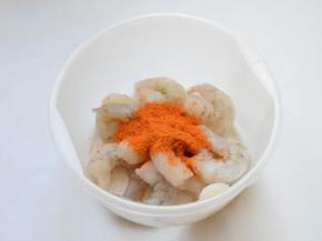 2.虾仁处理干净，倒入腌料、料酒、盐、淀粉等腌制