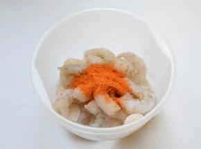 2.虾仁处理干净，倒入腌料、料酒、盐、淀粉等腌制