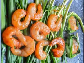 4.电饼铛刷油，放上韭菜段和虾仁,盖上盖子煎一会儿