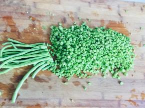 豆角洗净，切成末备用！