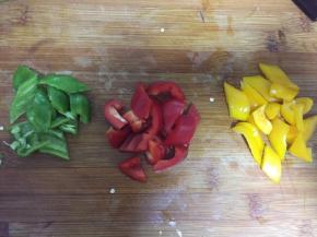 青、红、黄椒切成小块