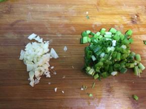 蒜剁成碎粒，香葱切碎