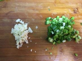 蒜剁成碎粒，香葱切碎
