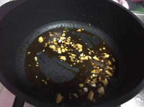 锅内在加少许油倒入碗汁中火煮至浓稠