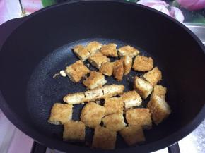 锅内加少许油倒入鸡块煎至表皮酥脆成熟倒出备用