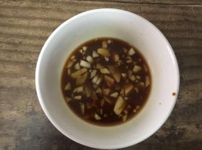 碗中加入蒜碎、糖、生抽、米醋、淀粉、清水搅拌均匀