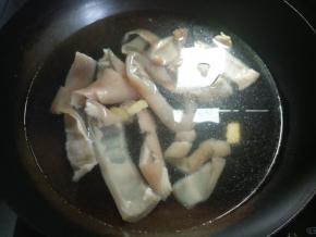 肉皮清洗干净，表皮要用刀刮几遍，猪毛尽量拔干净。然后冷水下锅，丢几片姜，也可以放一小把花椒，焯下水，去一下猪肉的腥骚味。煮到猪皮变透明。