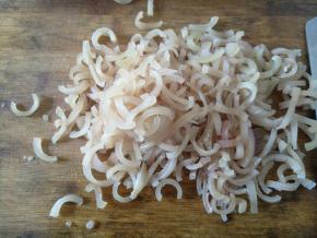 将削去肥肉的肉皮洗一下，切成三四毫米宽的细条。或者用料理机打成茸，随各人喜好。