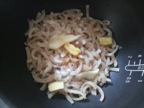 将切成条的肉皮放入电饭煲中，放几片姜，加1小勺盐，1汤匙生抽，2汤匙料酒。