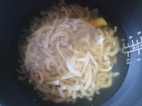 倒入适量水，要能完全没过肉皮。电饭煲选择精煮饭程序，45分钟。