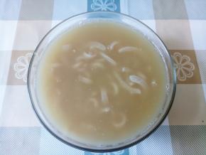 煮好的皮冻倒入带盖的保鲜盒，挑出姜片，晾凉后盖上放冰箱冷藏过夜。