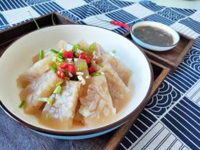 第二天要吃时，将皮冻切块，再搞一个蘸碟。一顿没吃完的，要继续冰箱冷藏，不然温度高会融化。